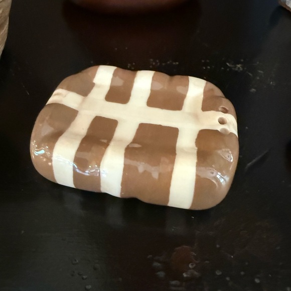 Brand NWOT Mini Dog and Bed Salt and Pepper Shakers - Picture 8 of 9